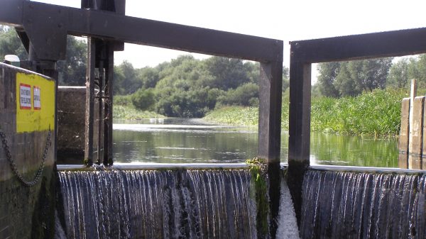 Water flow over a lock gate on the River Nene