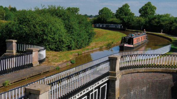narrowboat going over an aqueduct