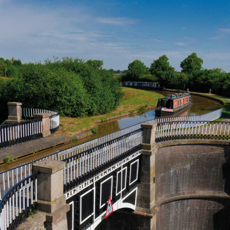 narrowboat going over an aqueduct