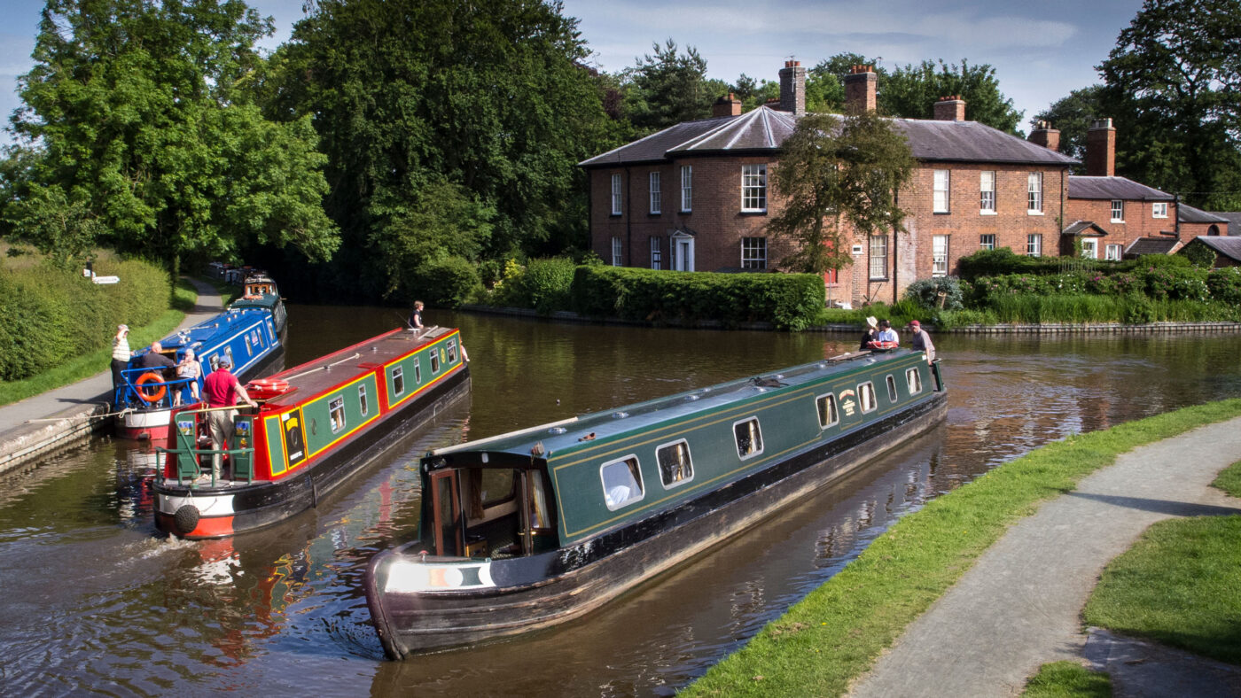 Boating on UK rivers and canals The Inland Waterways Association