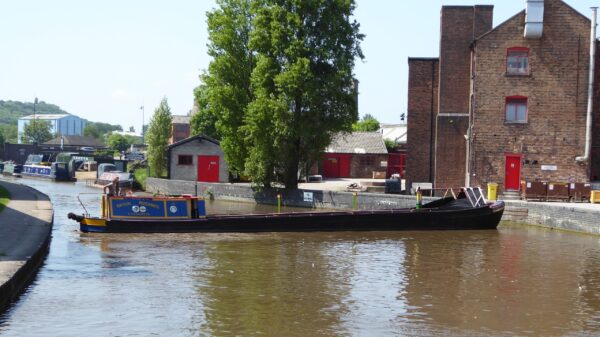 Boat winding at Middleport